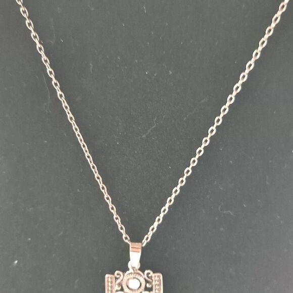 Ladies Silvertone necklace and earring set Nwt - Picture 7 of 8